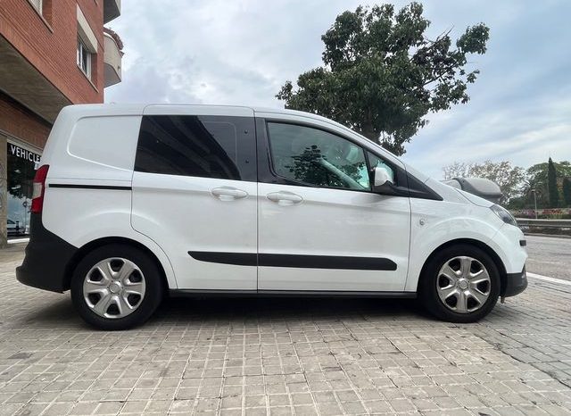 
								Ford Transit Courier 2019 lleno									