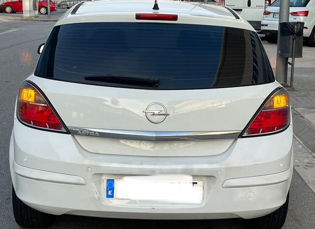 
								Opel Astra 2009 lleno									