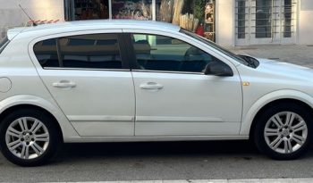 
									Opel Astra 2009 lleno								