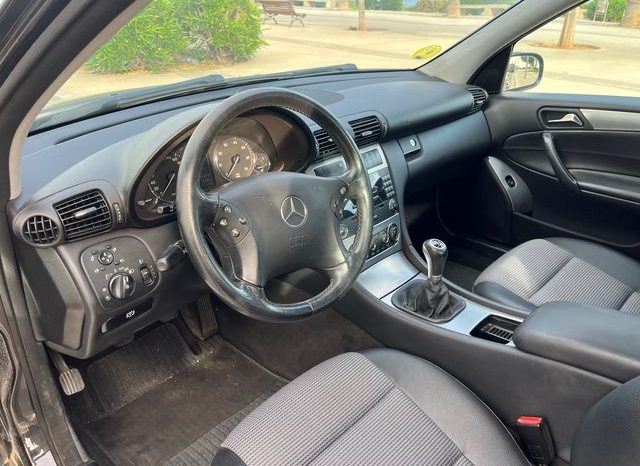 
								Mercedes-Benz Clase C 2005 lleno									