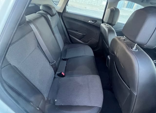 
								Opel Astra 2012 lleno									