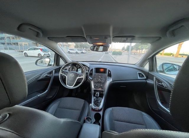 
								Opel Astra 2012 lleno									
