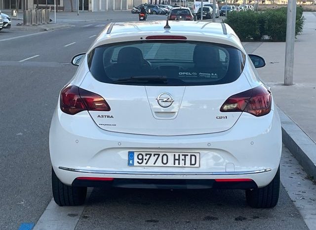
								Opel Astra 2012 lleno									
