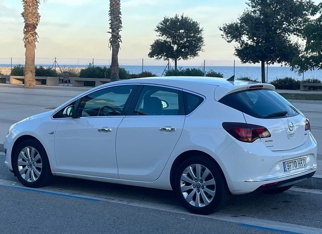 
								Opel Astra 2012 lleno									