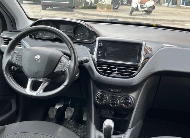 
								Peugeot 208 2017 lleno									