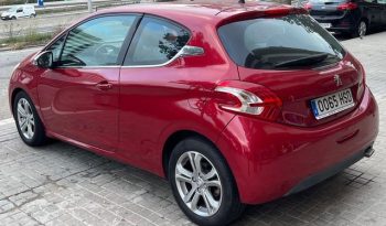 
									PEUGEOT 208 lleno								