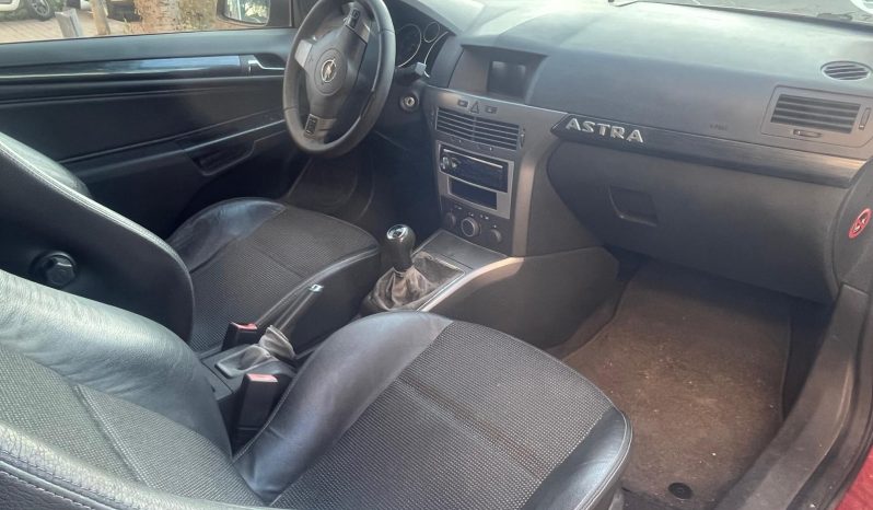 
								Opel Astra 2006 lleno									