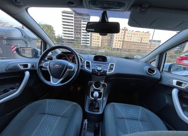 
								Ford Fiesta 2011 lleno									