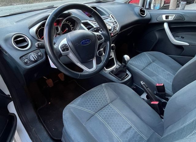 
								Ford Fiesta 2011 lleno									