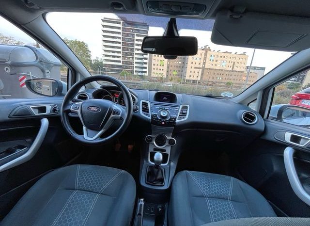 
								Ford Fiesta 2011 lleno									