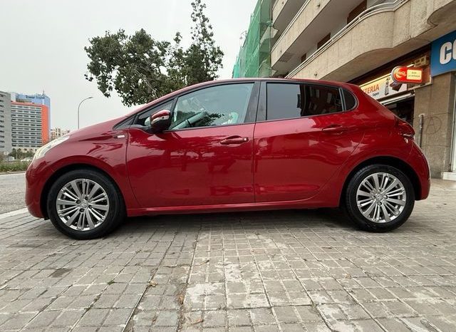 
								Peugeot 208 2017 lleno									