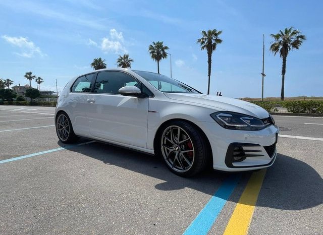 
								Volkswagen Golf GTI lleno									