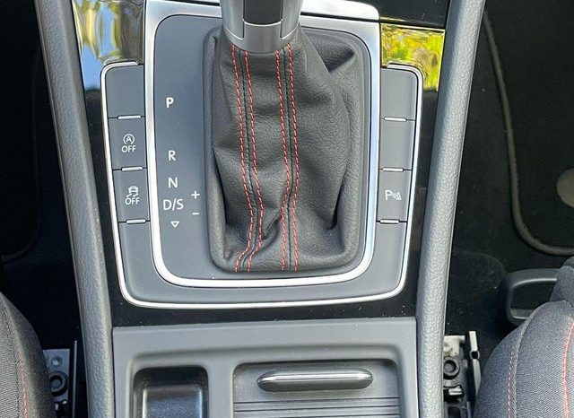 
								Volkswagen Golf GTI lleno									