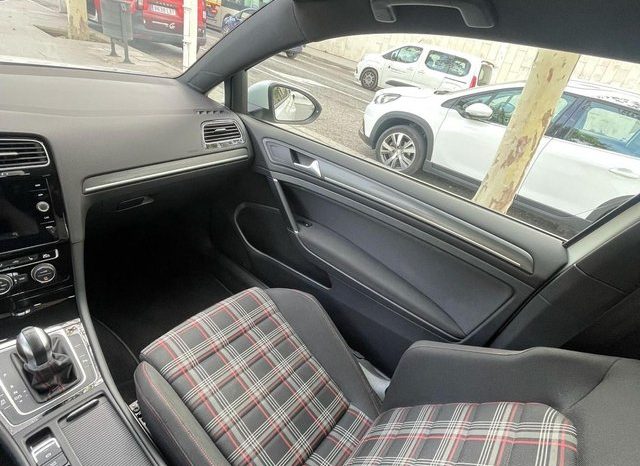 
								Volkswagen Golf GTI lleno									