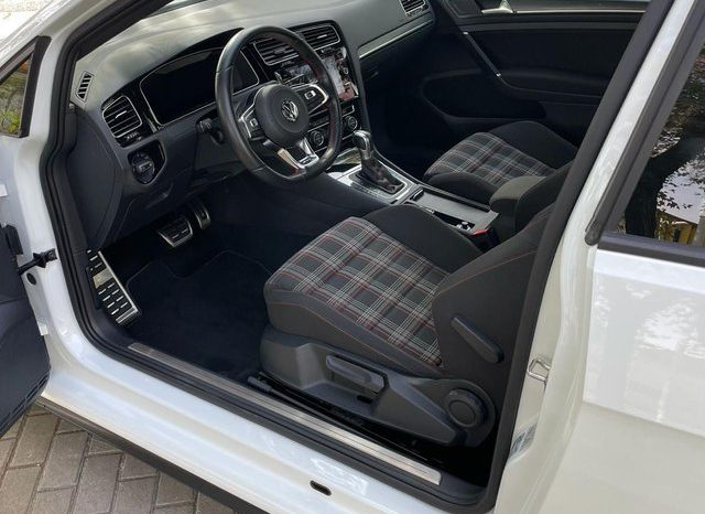 
								Volkswagen Golf GTI lleno									