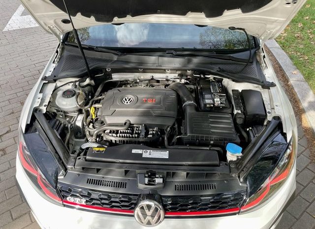 
								Volkswagen Golf GTI lleno									