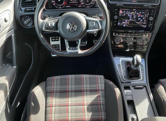 
								Volkswagen Golf GTI lleno									